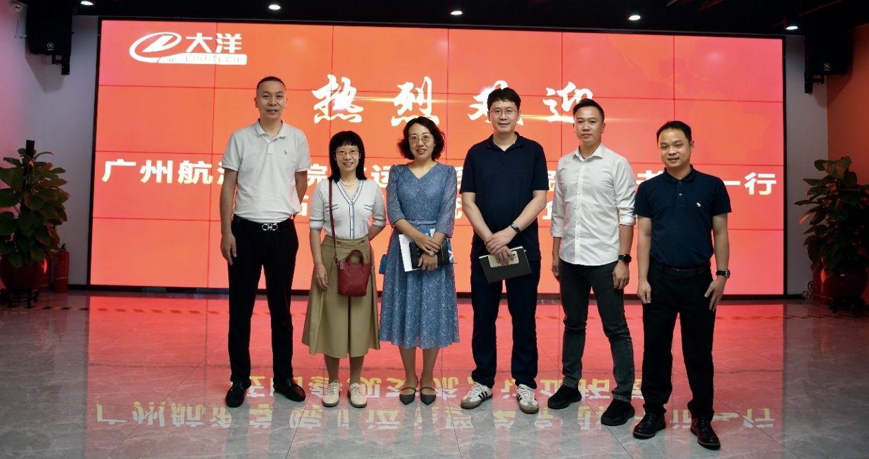 一群人站在一起描述已自动生成
